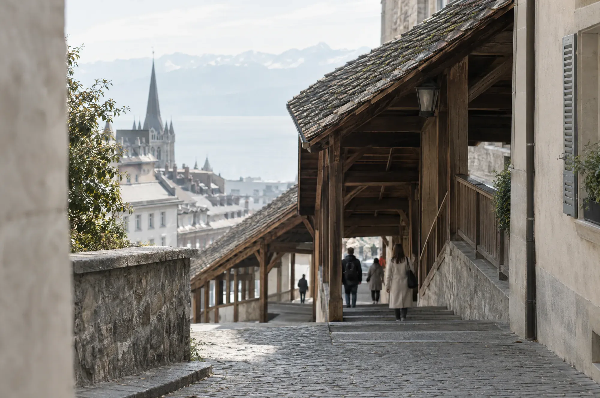 Escaliers couverts de la vieille ville de Lausanne au matin.