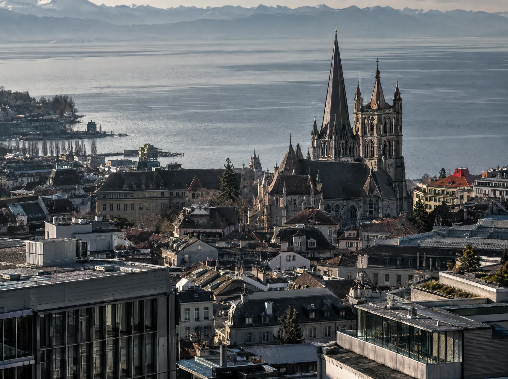 Toits de Lausanne et Léman au lever du jour.